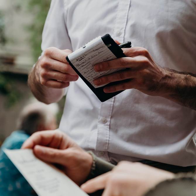 Mann hält einen Block