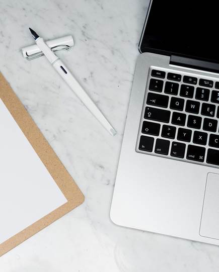 Klemmbrett und Laptop