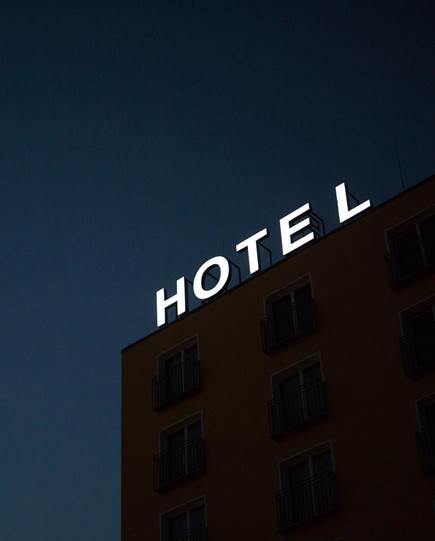 Schriftzug eines Hotels im Dunkeln
