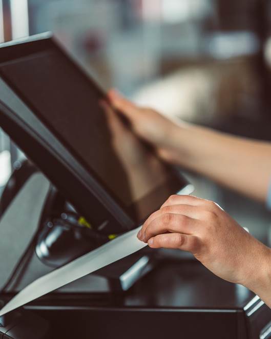 Mann an einer Kassiermaschine